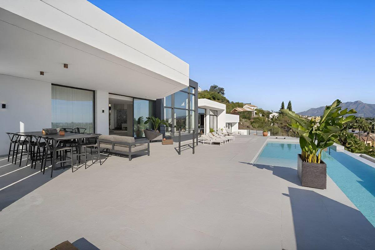 6 Bedroom Villa in Estepona - Photo 22