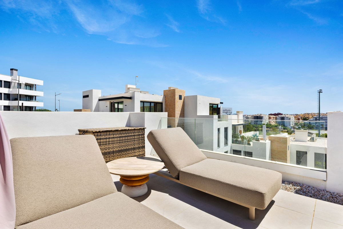 2 Bedroom Penthouse in Estepona - Photo 29