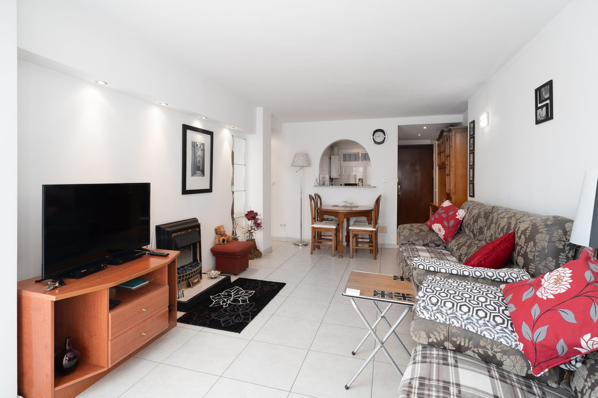 2 Bedroom Apartment in Benalmádena - Photo 7