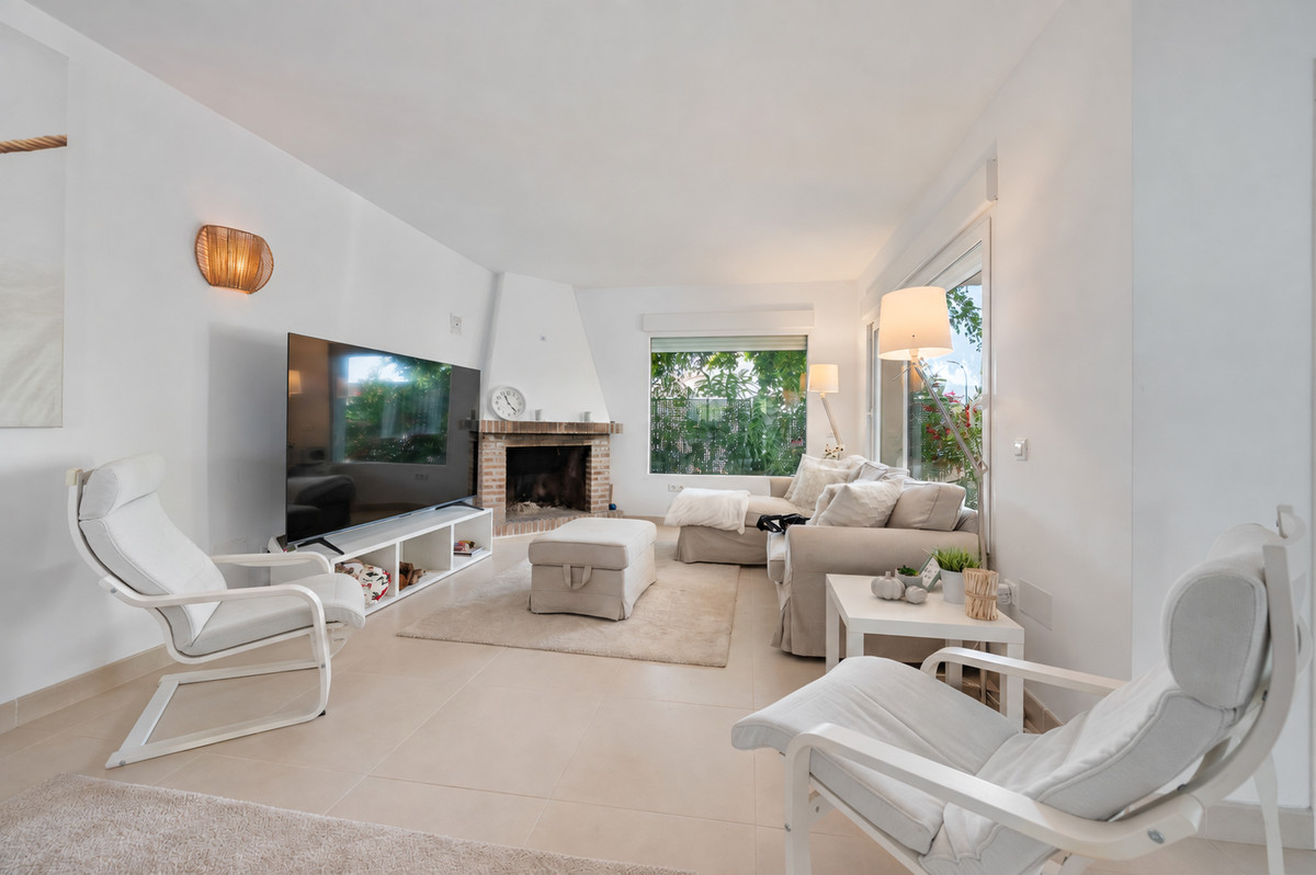 4 Bedroom Villa in Marbella - Photo 6