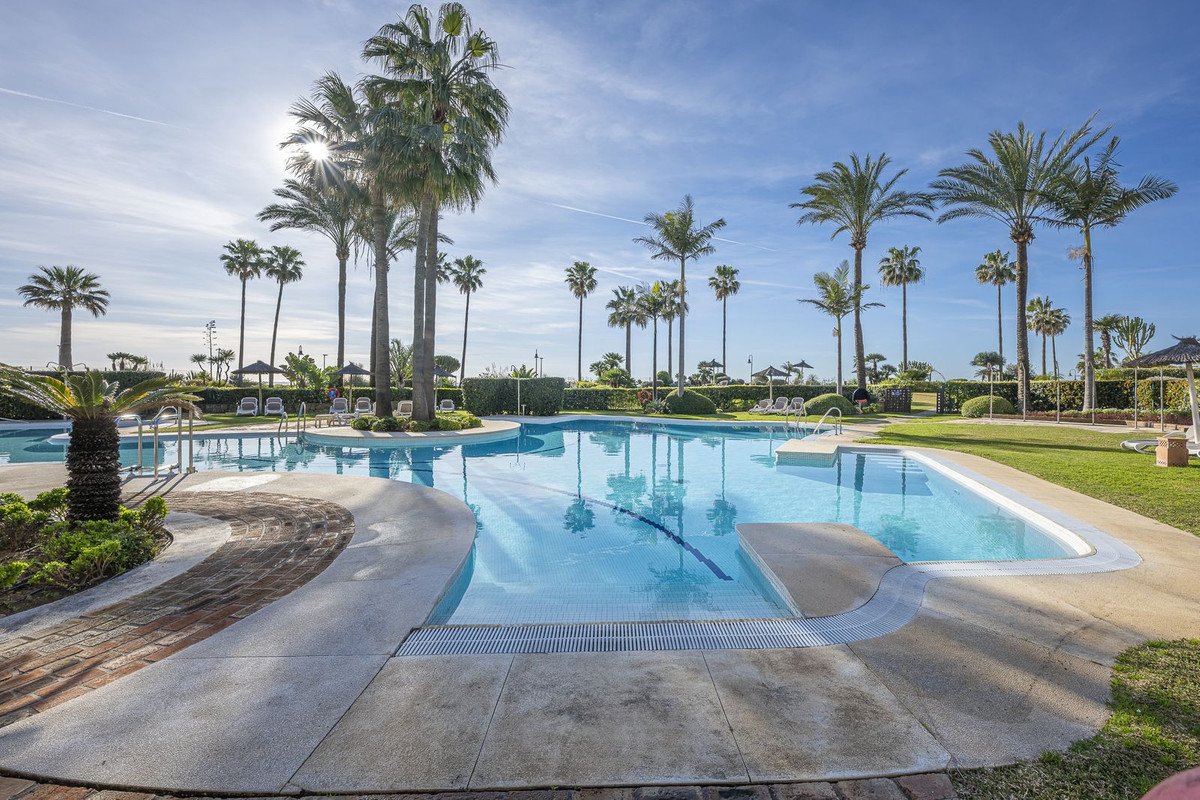 2 Bedroom Apartment in Estepona - Photo 32
