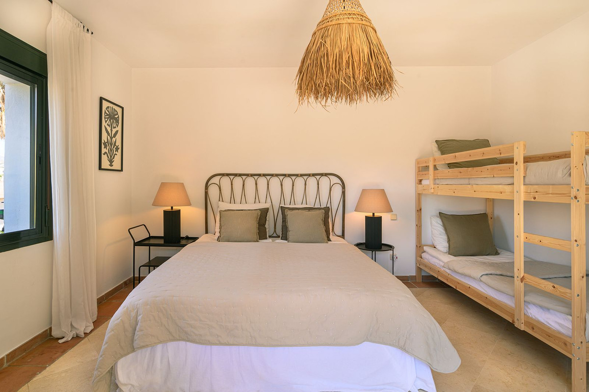4 Bedroom Villa in Estepona - Photo 16