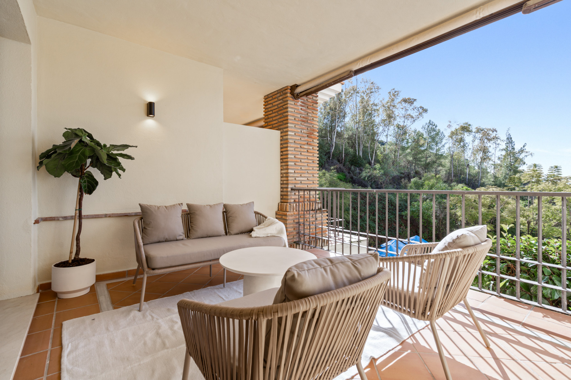 2 Bedroom Apartment in Estepona - Photo 8