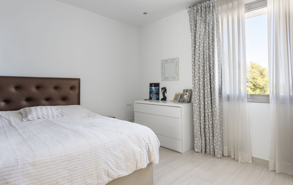 5 Bedroom Villa in San Roque - Photo 17