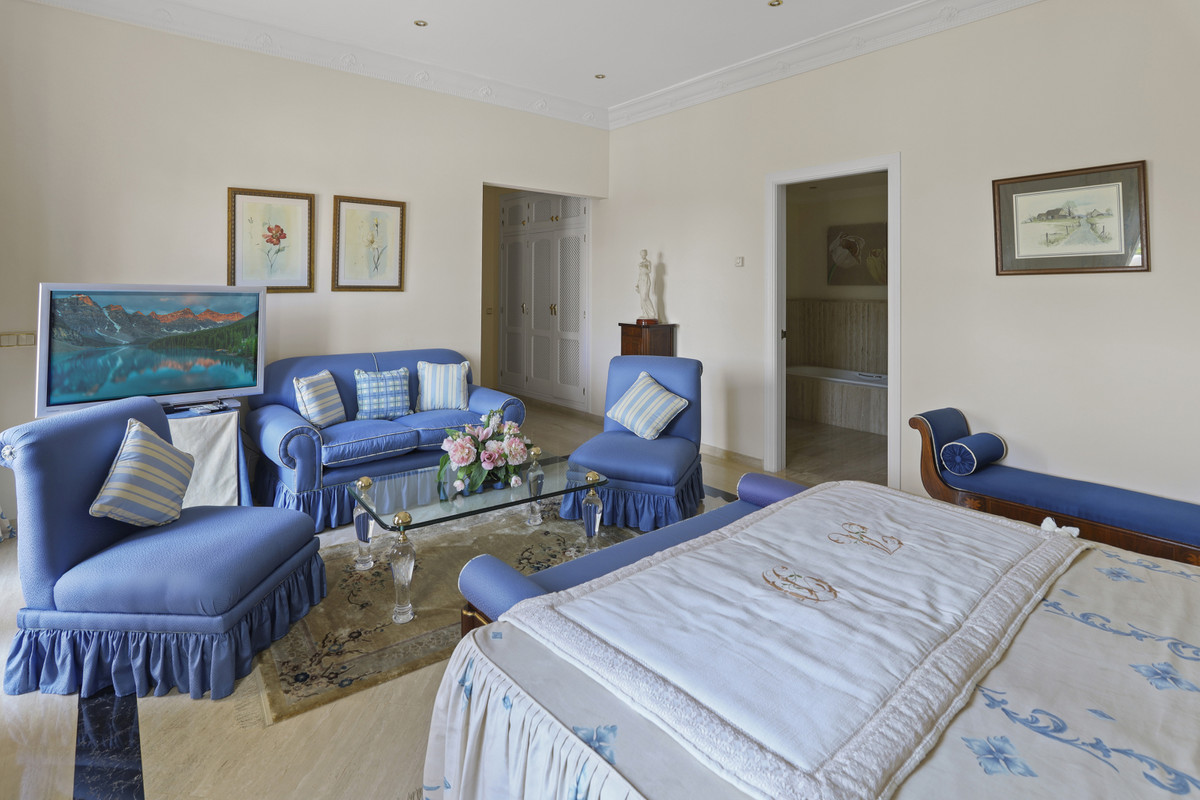 5 Bedroom Villa in Estepona - Photo 36