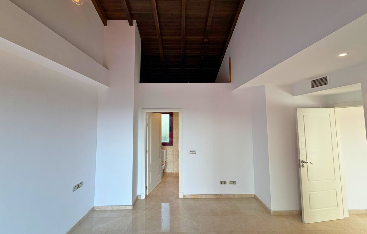 2 Bedroom Penthouse in Casares - Photo 26
