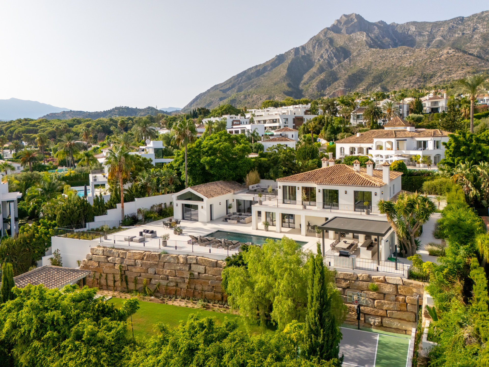 5 Bedroom Villa in Marbella - Photo 2