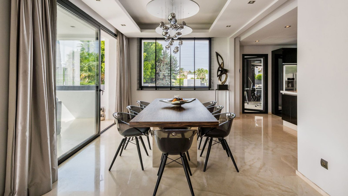 5 Bedroom Villa in Marbella - Photo 5
