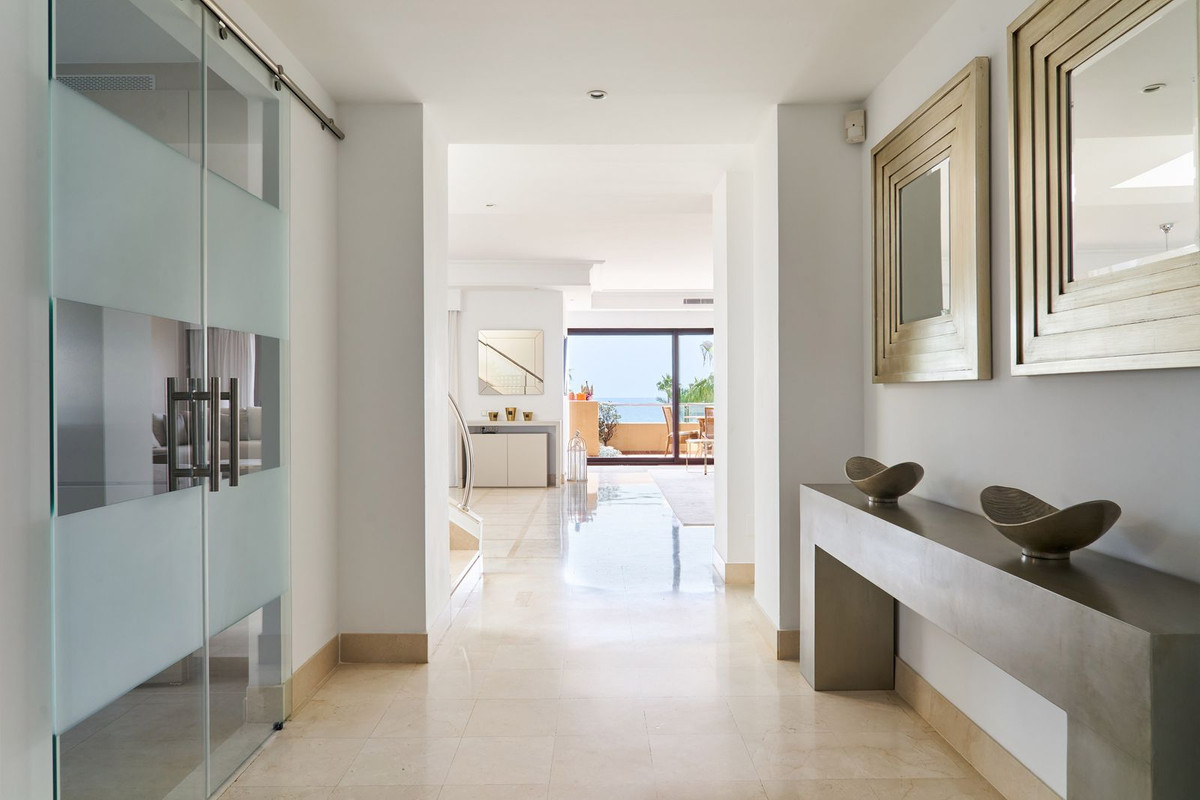 3 Bedroom Penthouse in Estepona - Photo 5