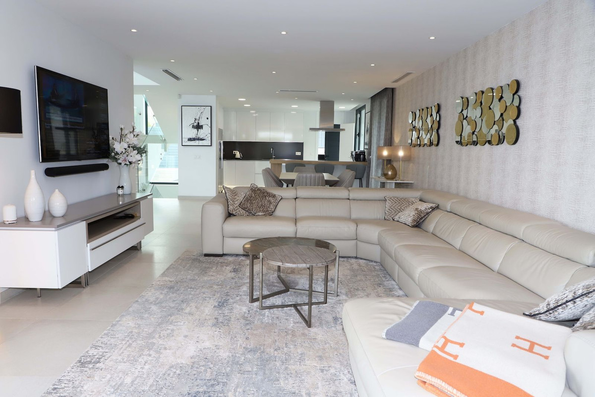 5 Bedroom Villa in Estepona - Photo 10