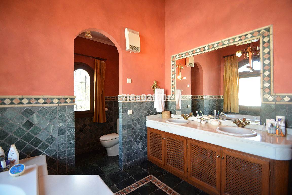 5 Bedroom Villa in Marbella - Photo 32