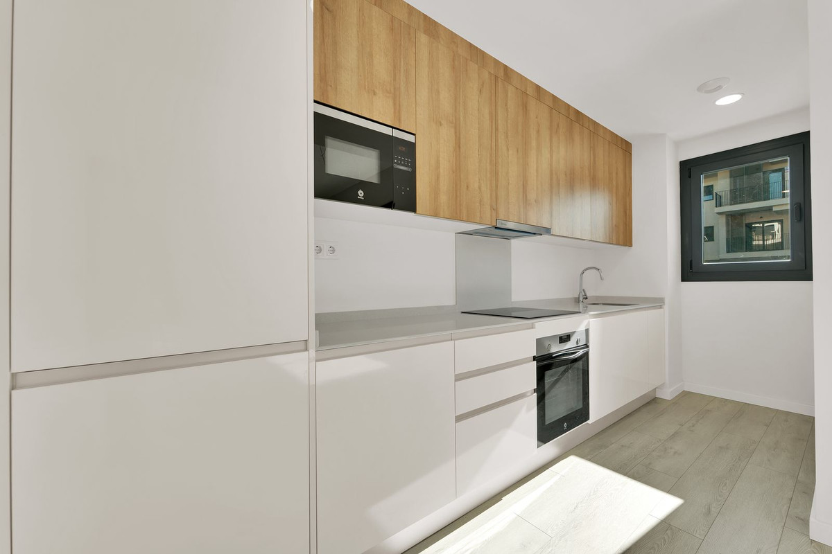3 Bedroom Apartment in Estepona - Photo 3
