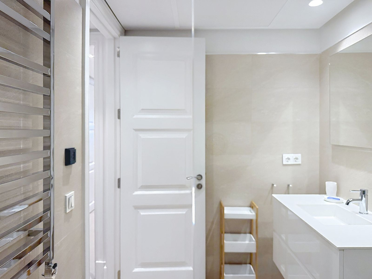 2 Bedroom Apartment in Estepona - Photo 10