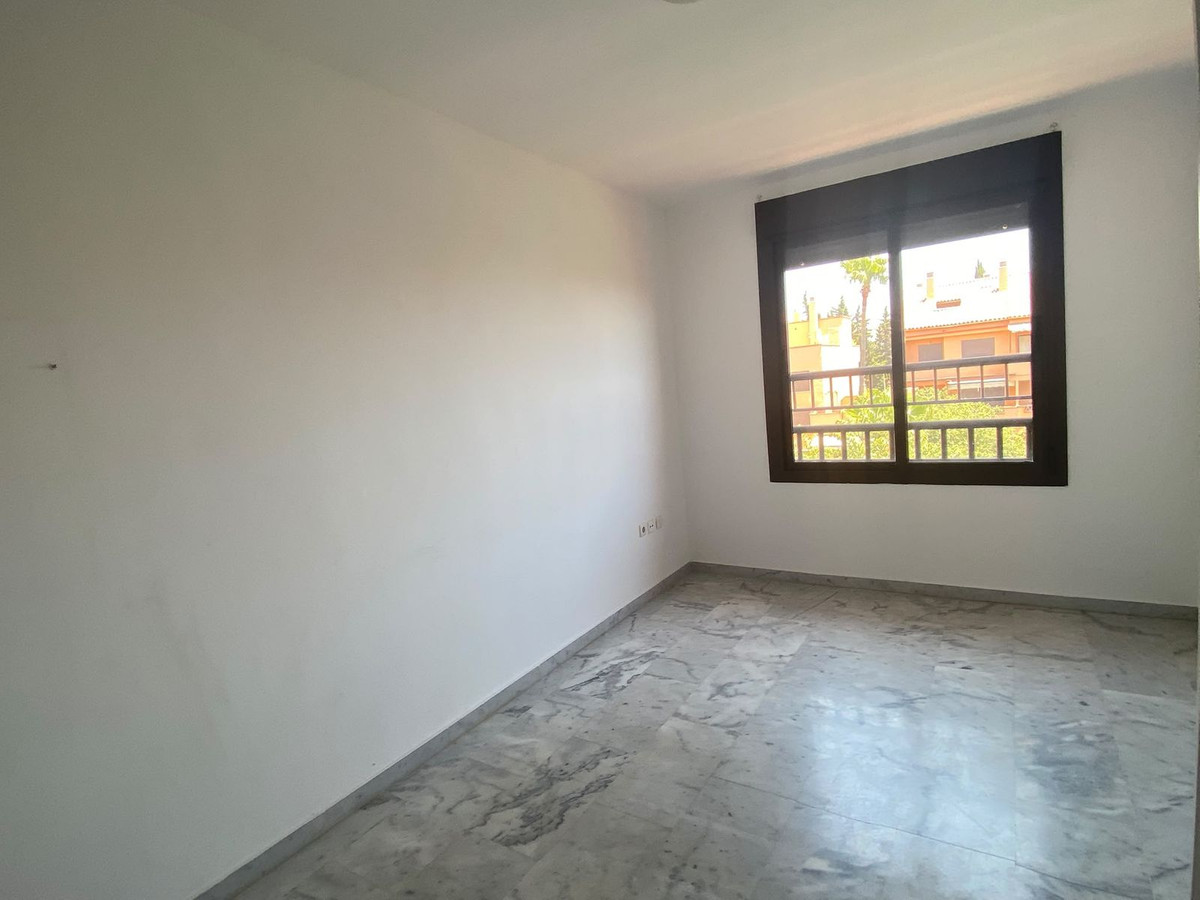 2 Bedroom Apartment in Marbella - Photo 25