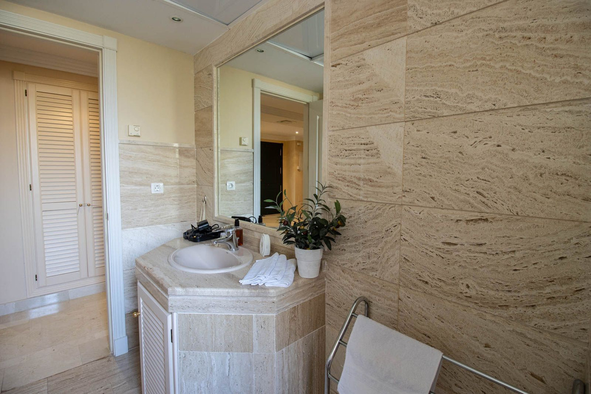 2 Bedroom Apartment in Marbella - Photo 29