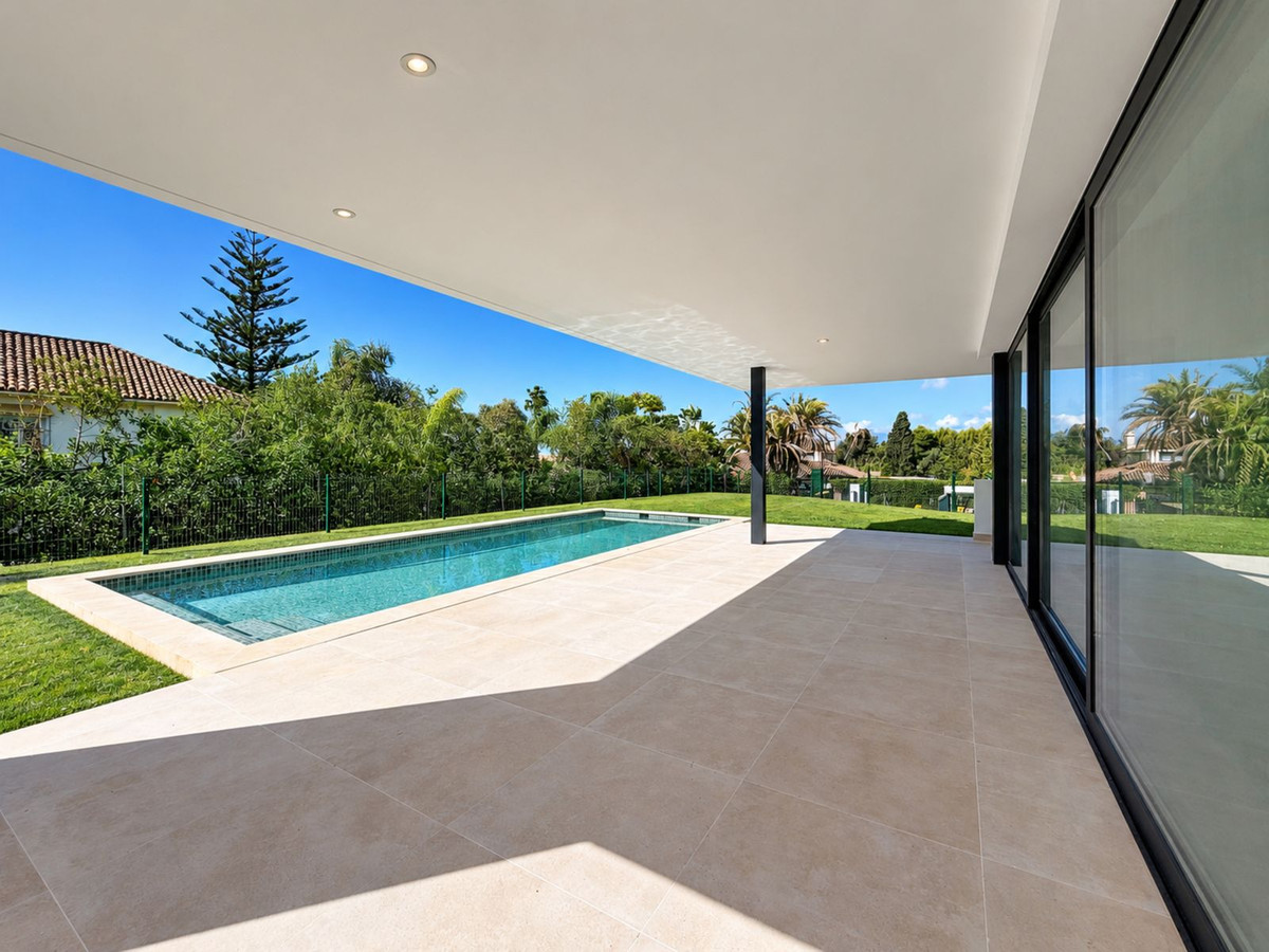 5 Bedroom Villa in Marbella - Photo 9