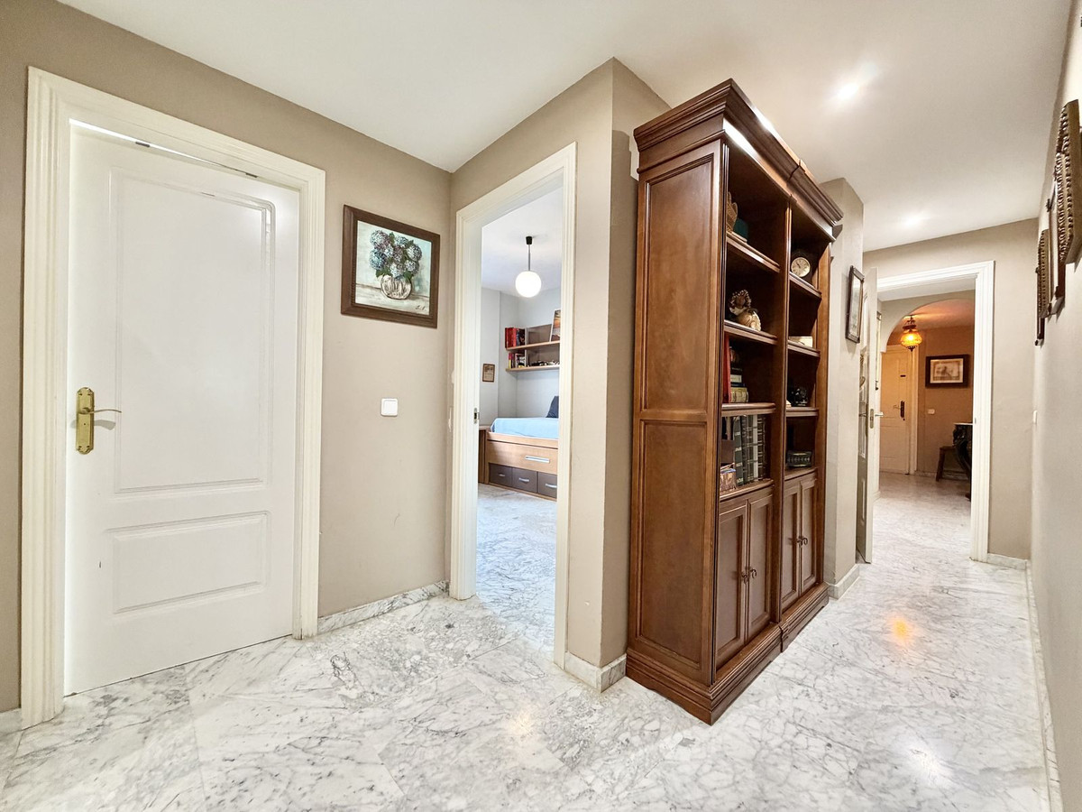 4 Bedroom Apartment in Marbella - Photo 16