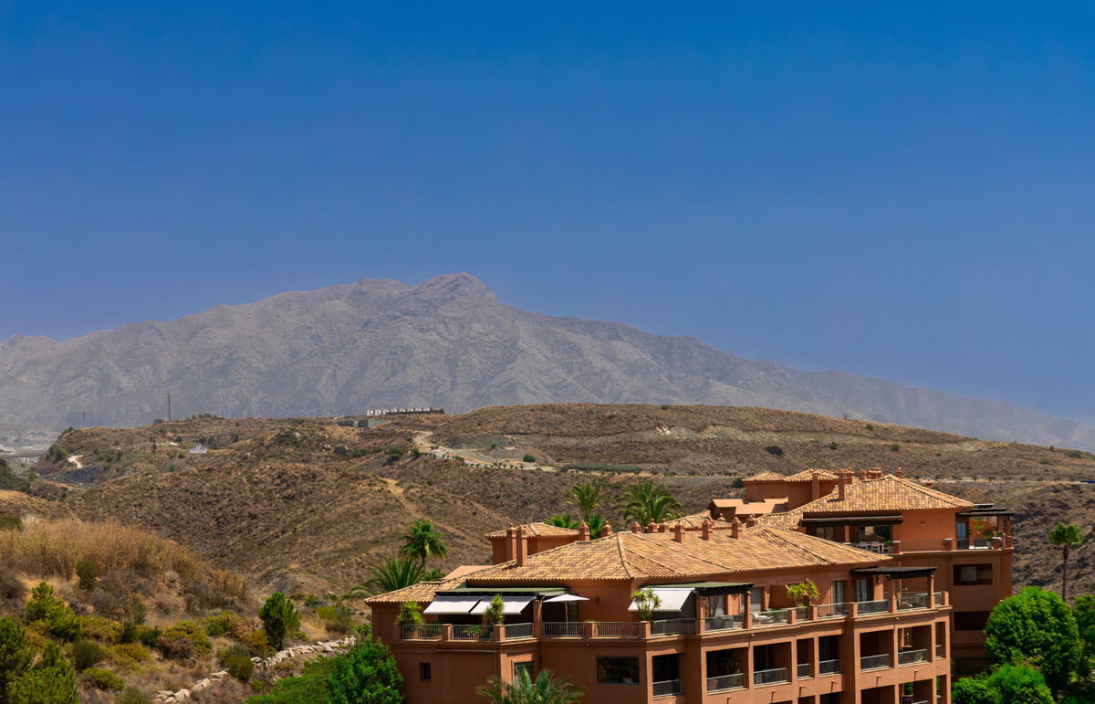 3 Bedroom Penthouse in Benahavís - Photo 4
