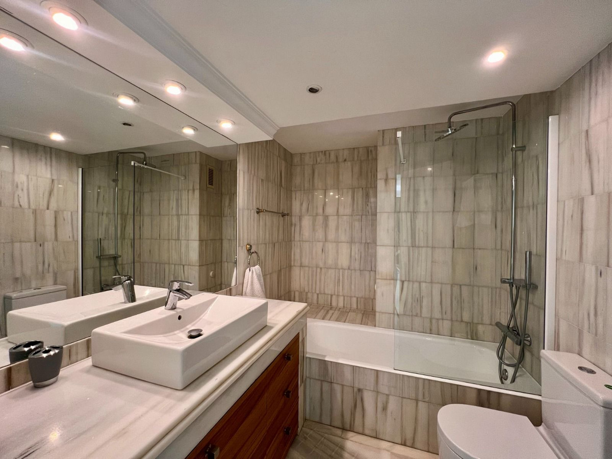 3 Bedroom Penthouse in Estepona - Photo 23