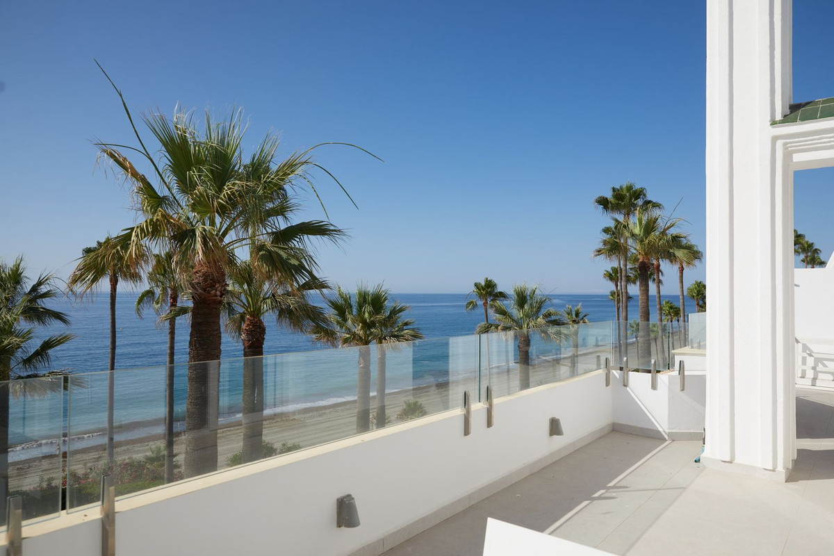 3 Bedroom Penthouse in Estepona - Photo 24
