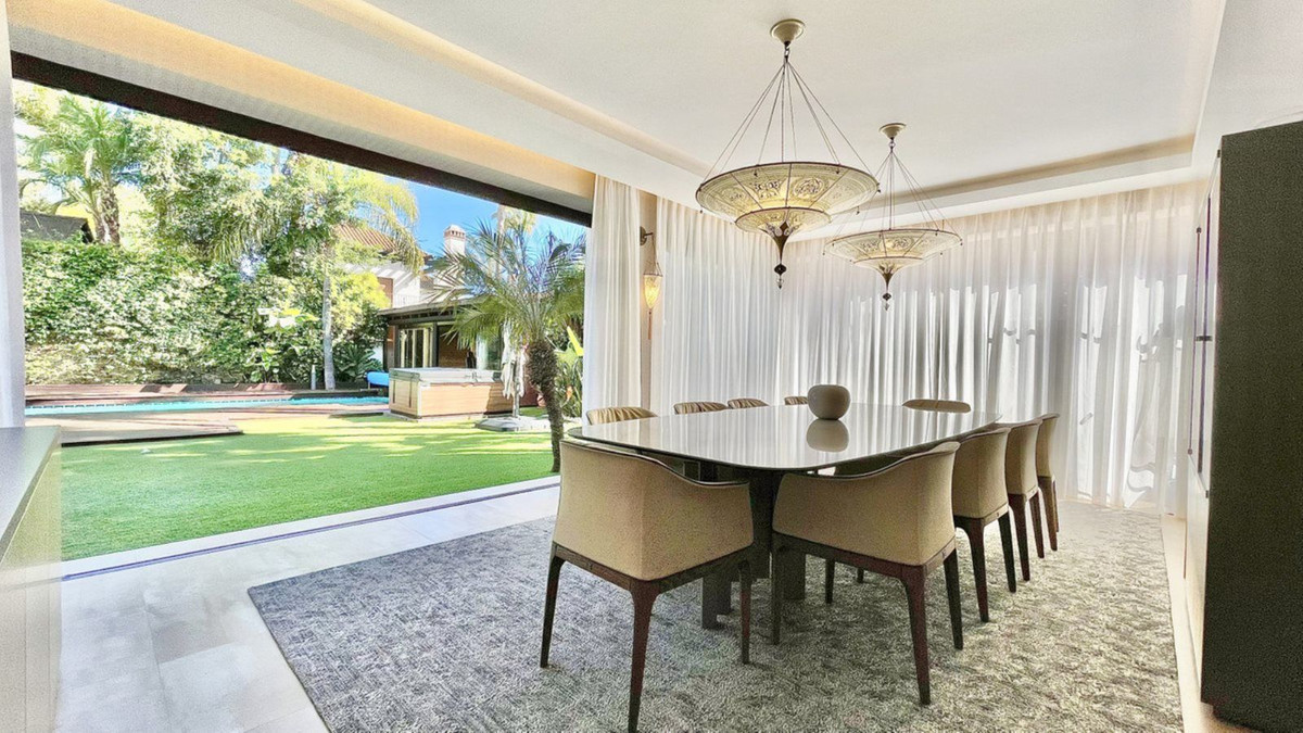 4 Bedroom Villa in Marbella - Photo 26