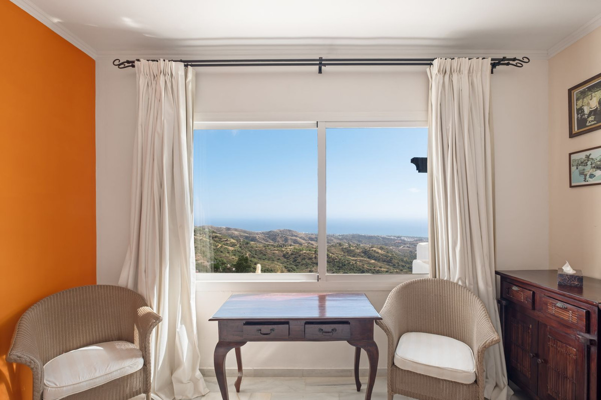 2 Bedroom Apartment in Marbella - Photo 18
