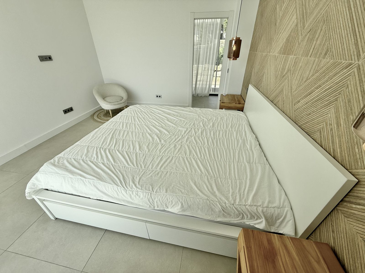 4 Bedroom Villa in Estepona - Photo 41