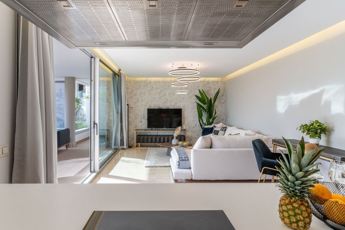 3 Bedroom Apartment in Benahavís - Photo 10