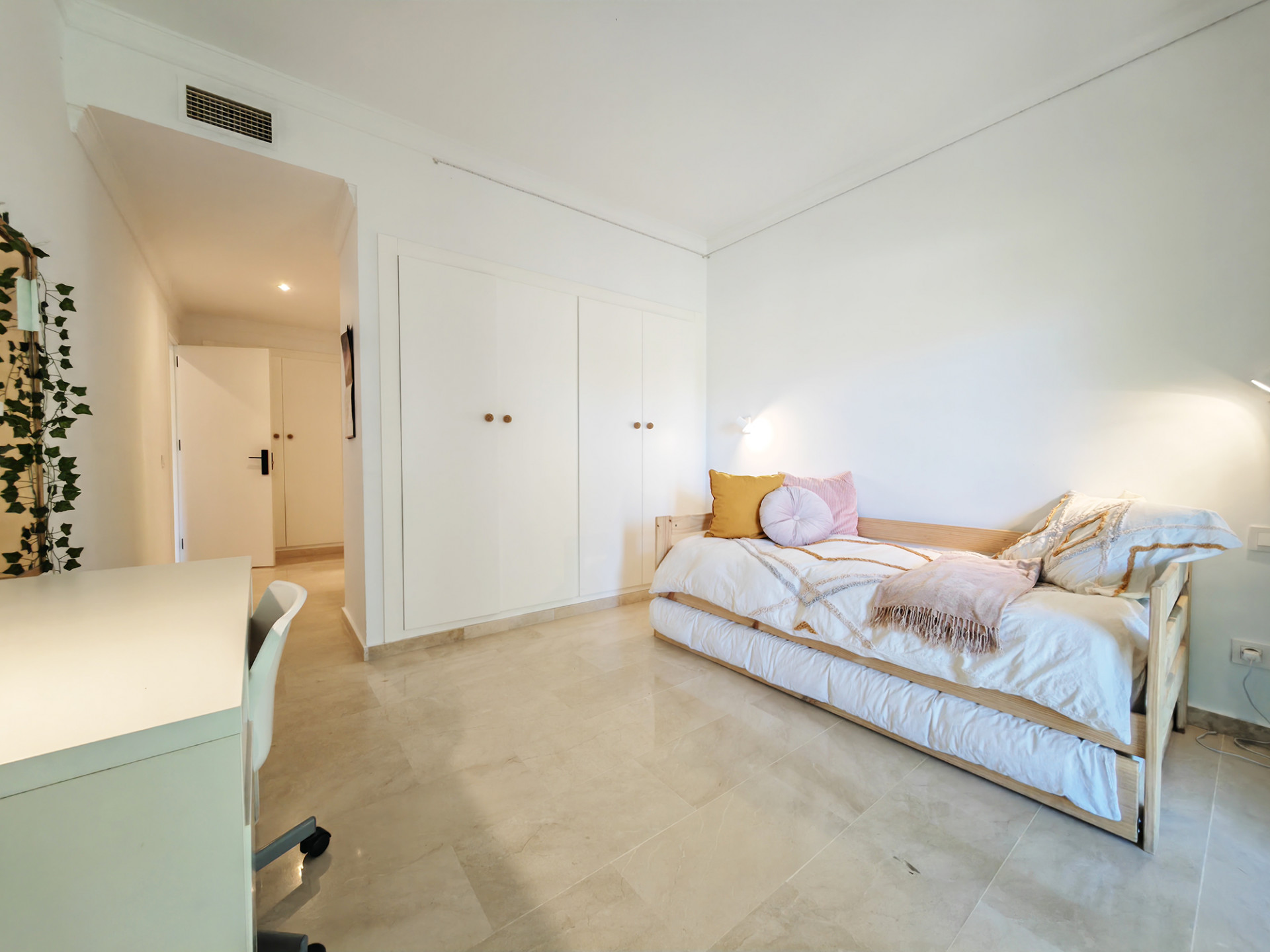 4 Bedroom Townhouse in Benahavís - Photo 15