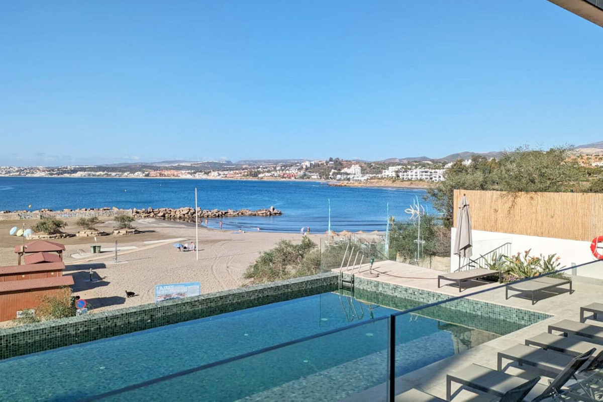 3 Bedroom Apartment in Estepona - Photo 2