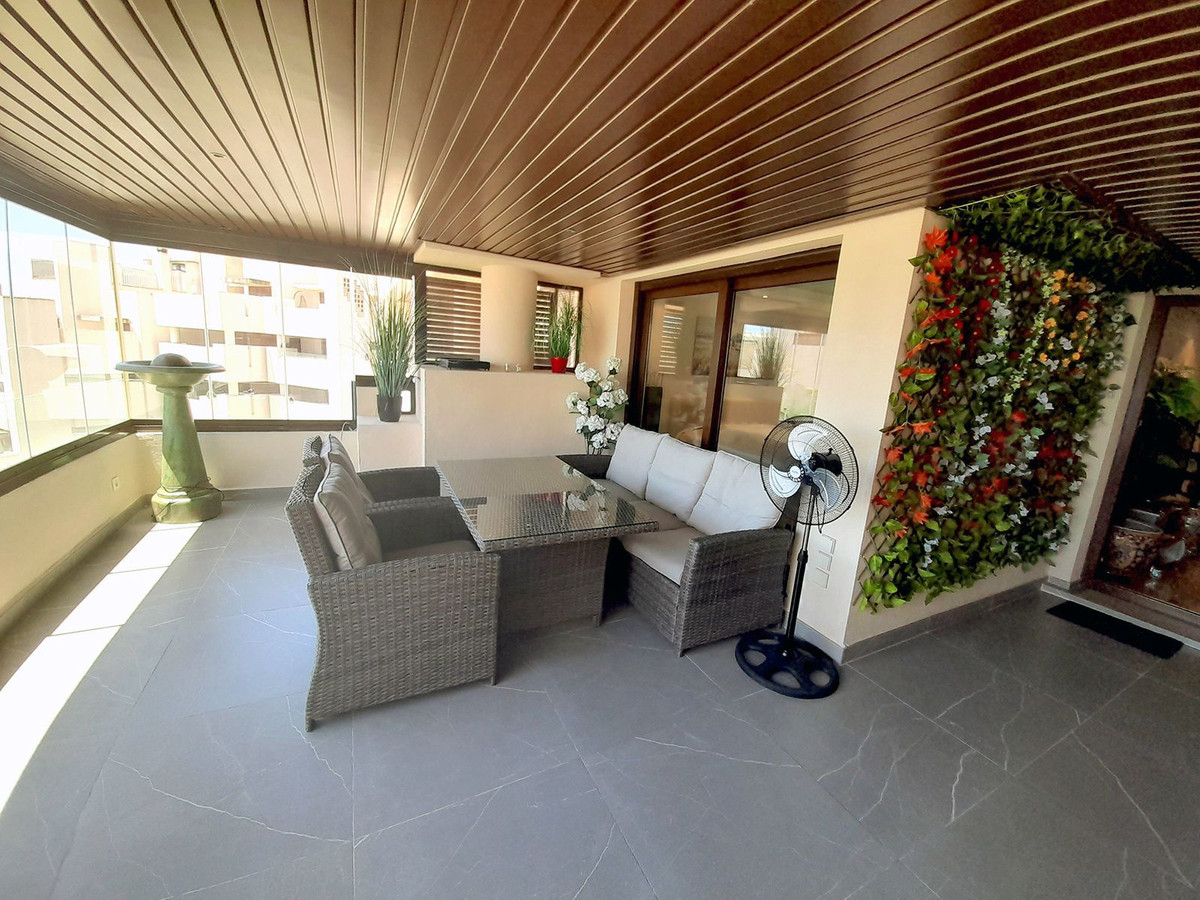 2 Bedroom Apartment in Estepona - Photo 3