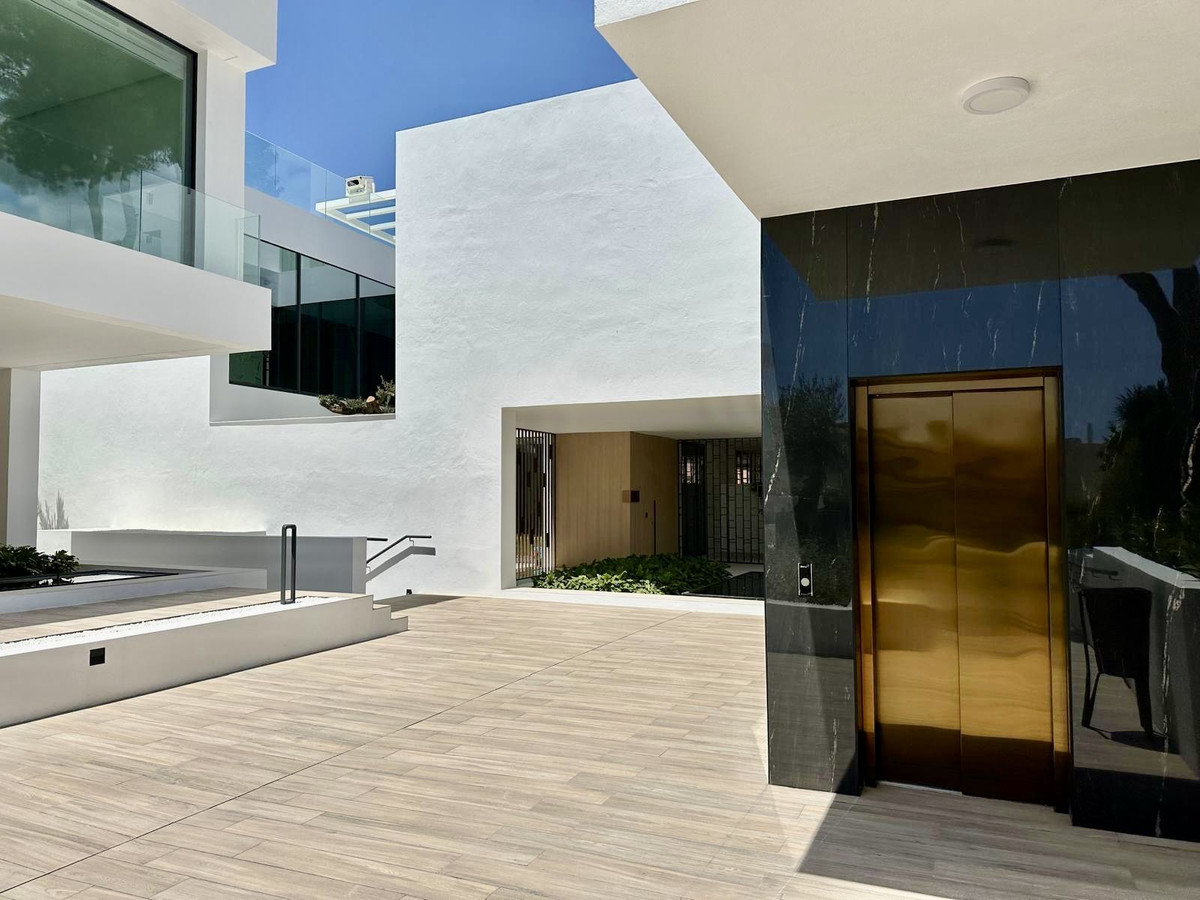 4 Bedroom Villa in Marbella - Photo 7