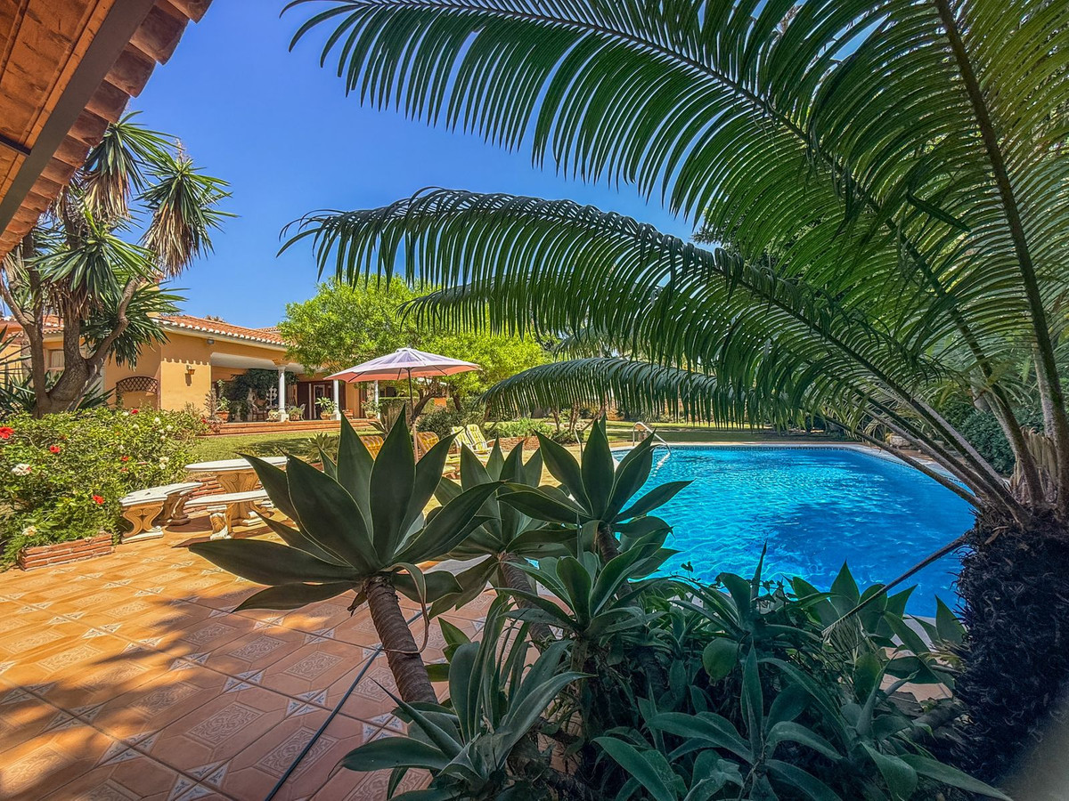 6 Bedroom Villa in Estepona - Photo 39