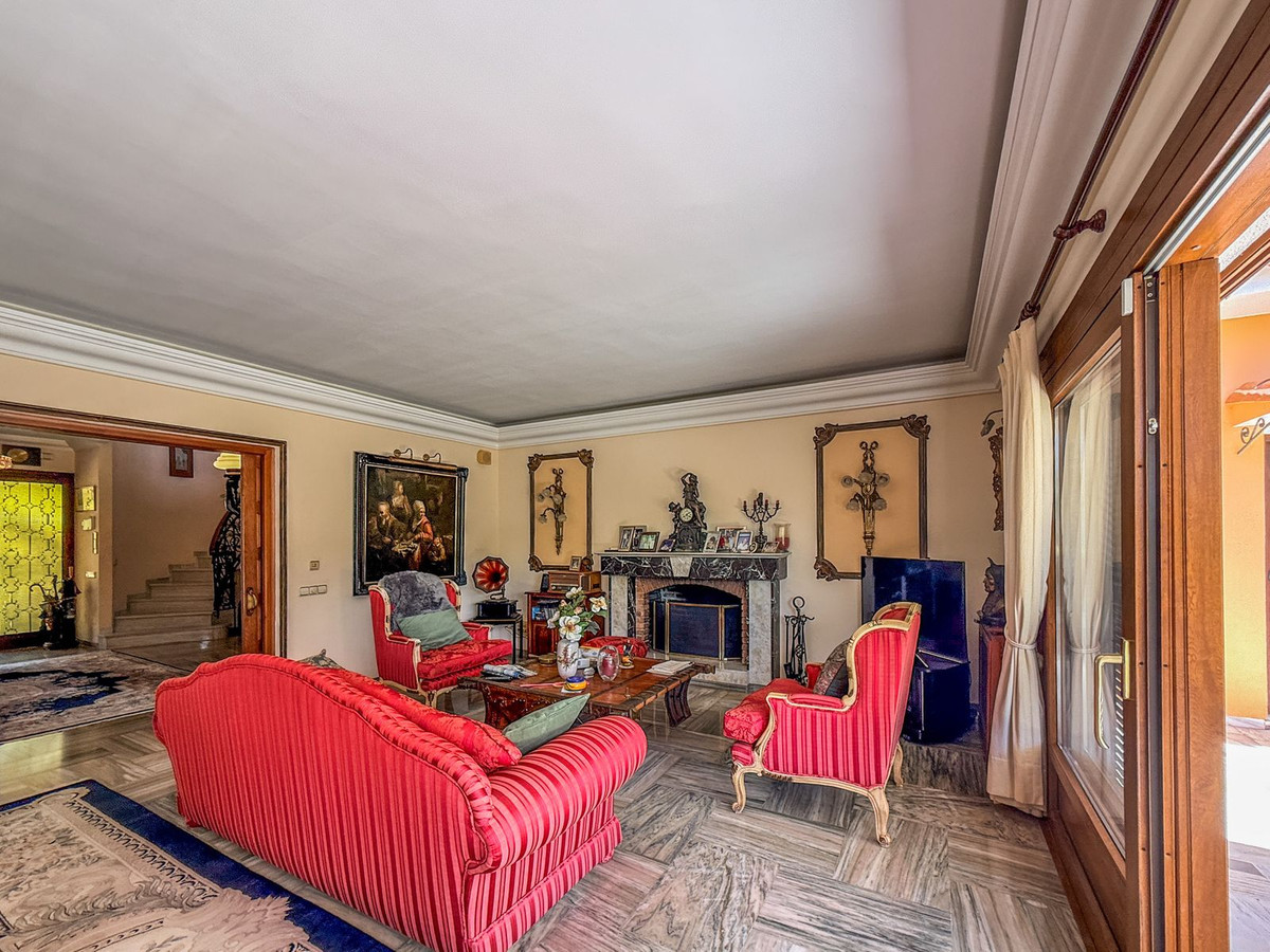 6 Bedroom Villa in Estepona - Photo 20