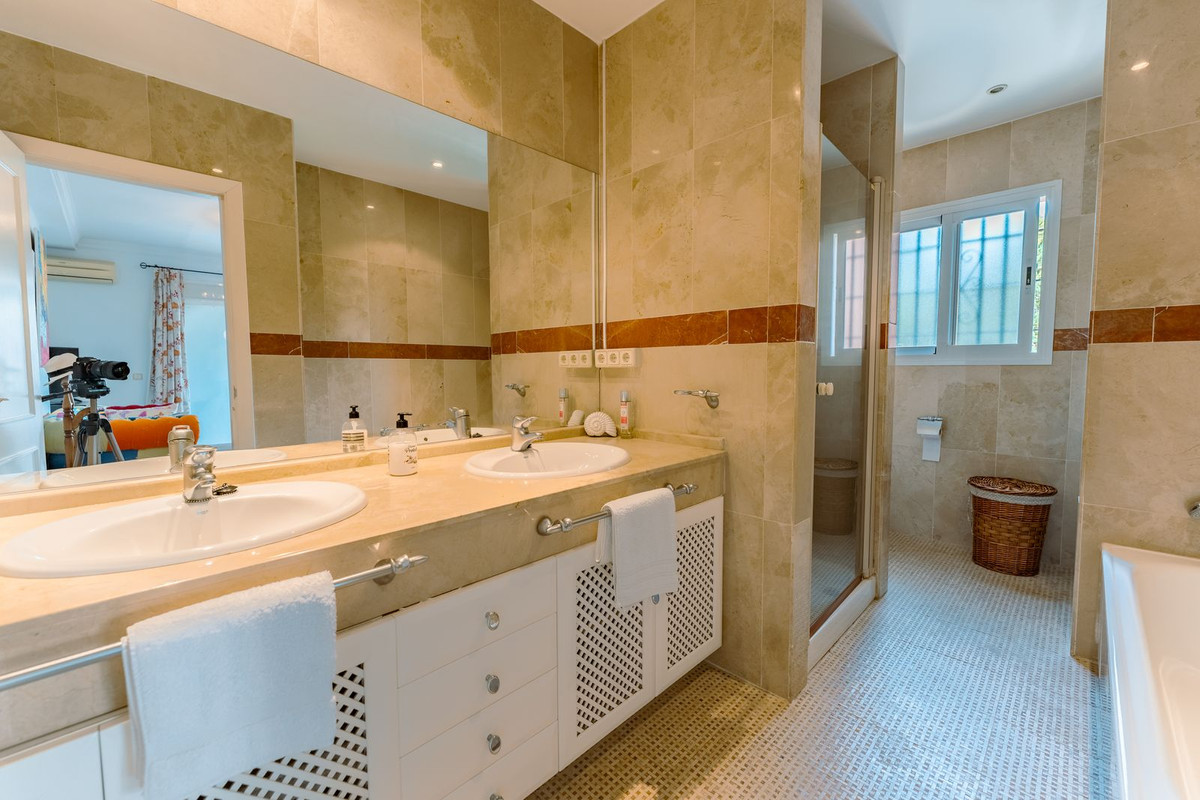 4 Bedroom Villa in San Pedro de Alcántara - Photo 9