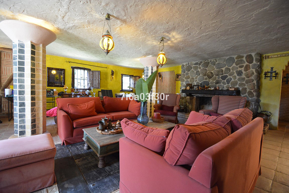 5 Bedroom Villa in Marbella - Photo 7