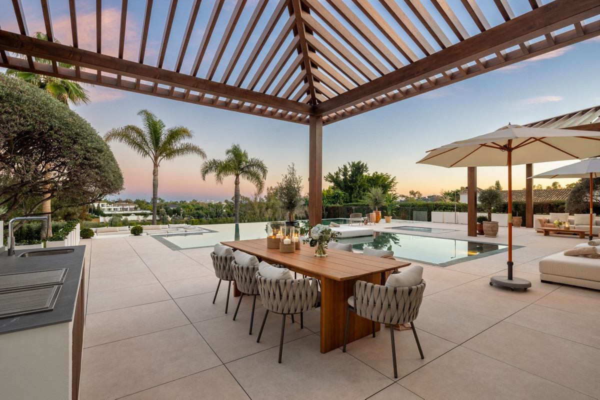 6 Bedroom Villa in Marbella - Photo 2