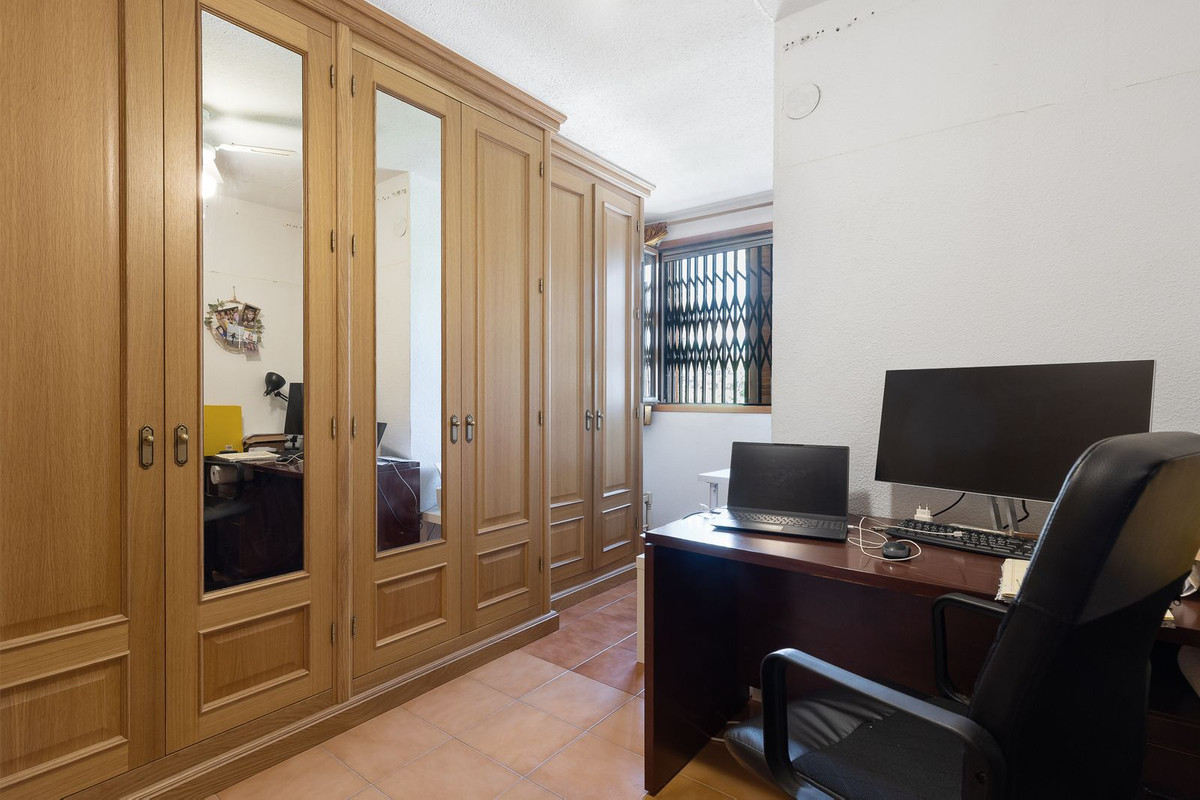 4 Bedroom Townhouse in Torremolinos - Photo 20