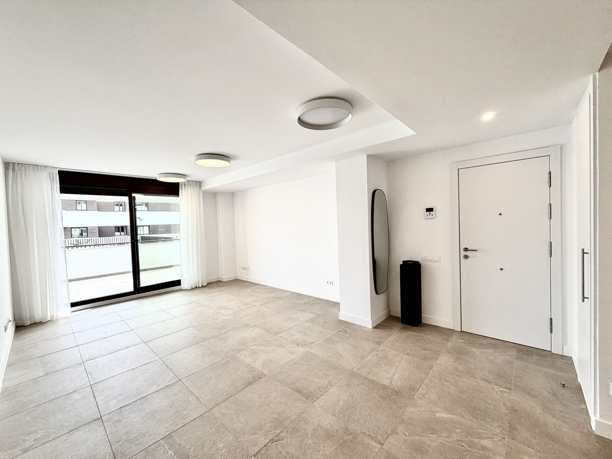 2 Bedroom Apartment in Estepona - Photo 12