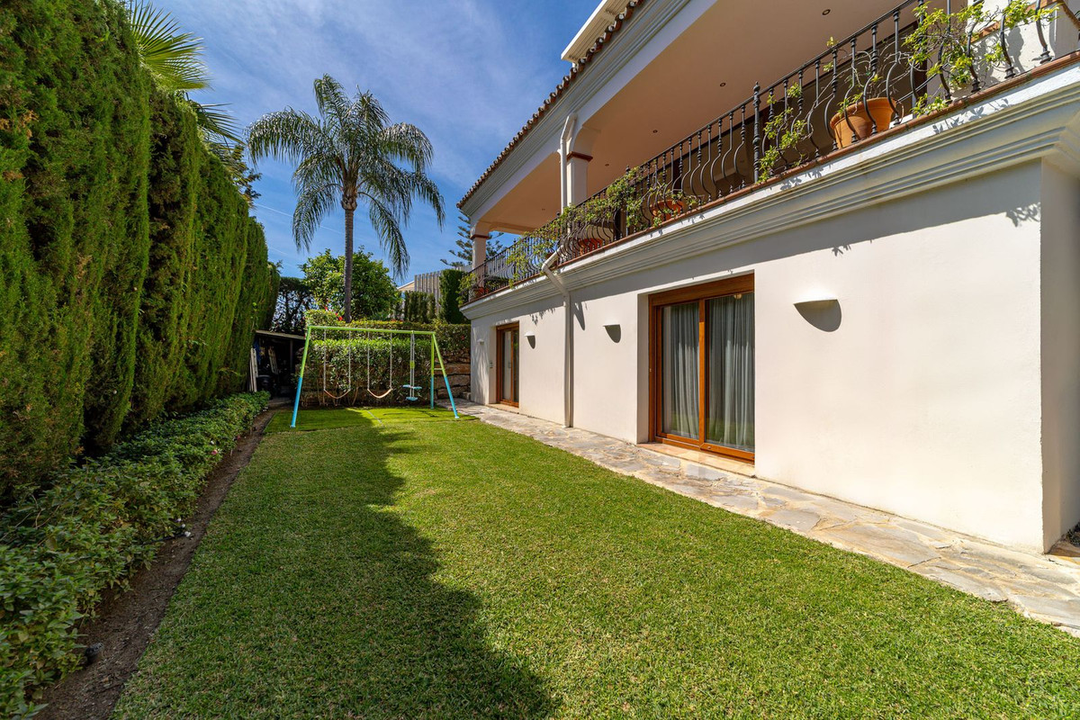 4 Bedroom Villa in Estepona - Photo 38