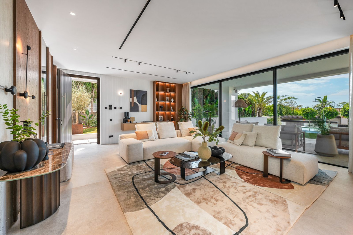 6 Bedroom Villa in Marbella - Photo 3