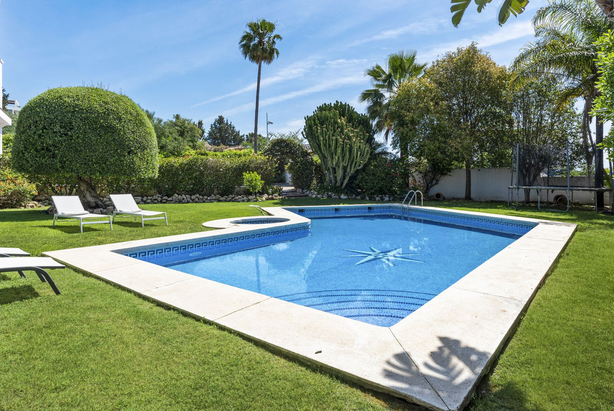 6 Bedroom Villa in Estepona - Photo 44