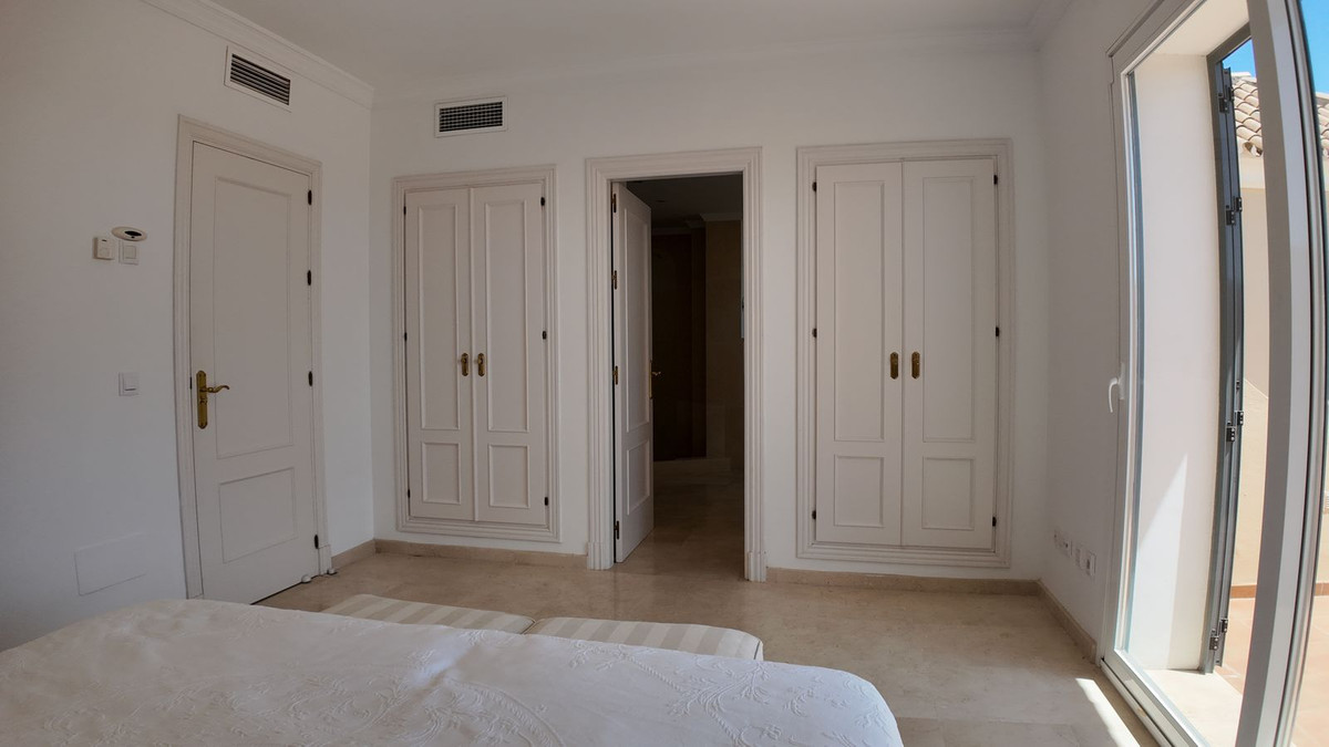 4 Bedroom Townhouse in Benahavís - Photo 43