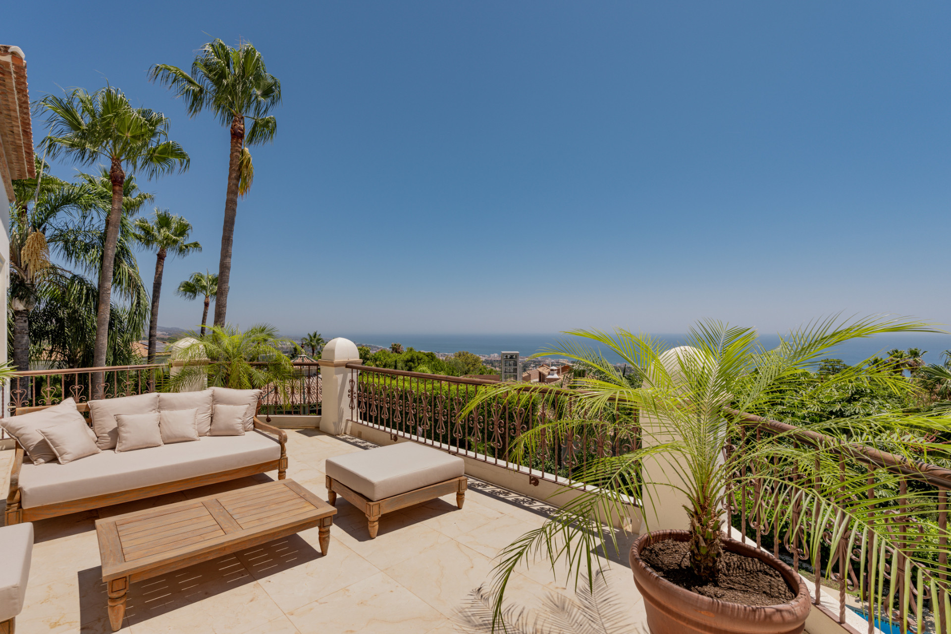 6 Bedroom Villa in Marbella - Photo 8