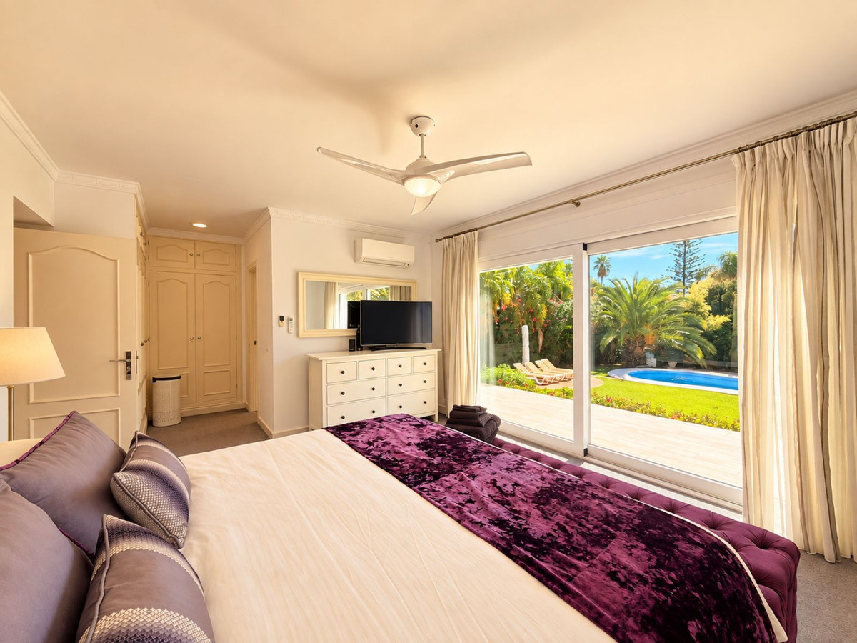 5 Bedroom Villa in Estepona - Photo 17