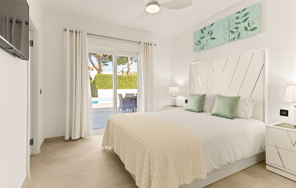 6 Bedroom Villa in Estepona - Photo 30