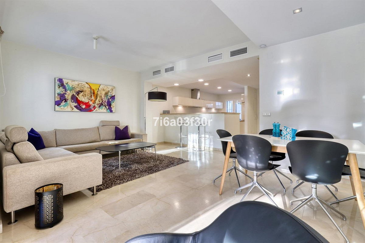5 Bedroom Townhouse in Marbella - Photo 4