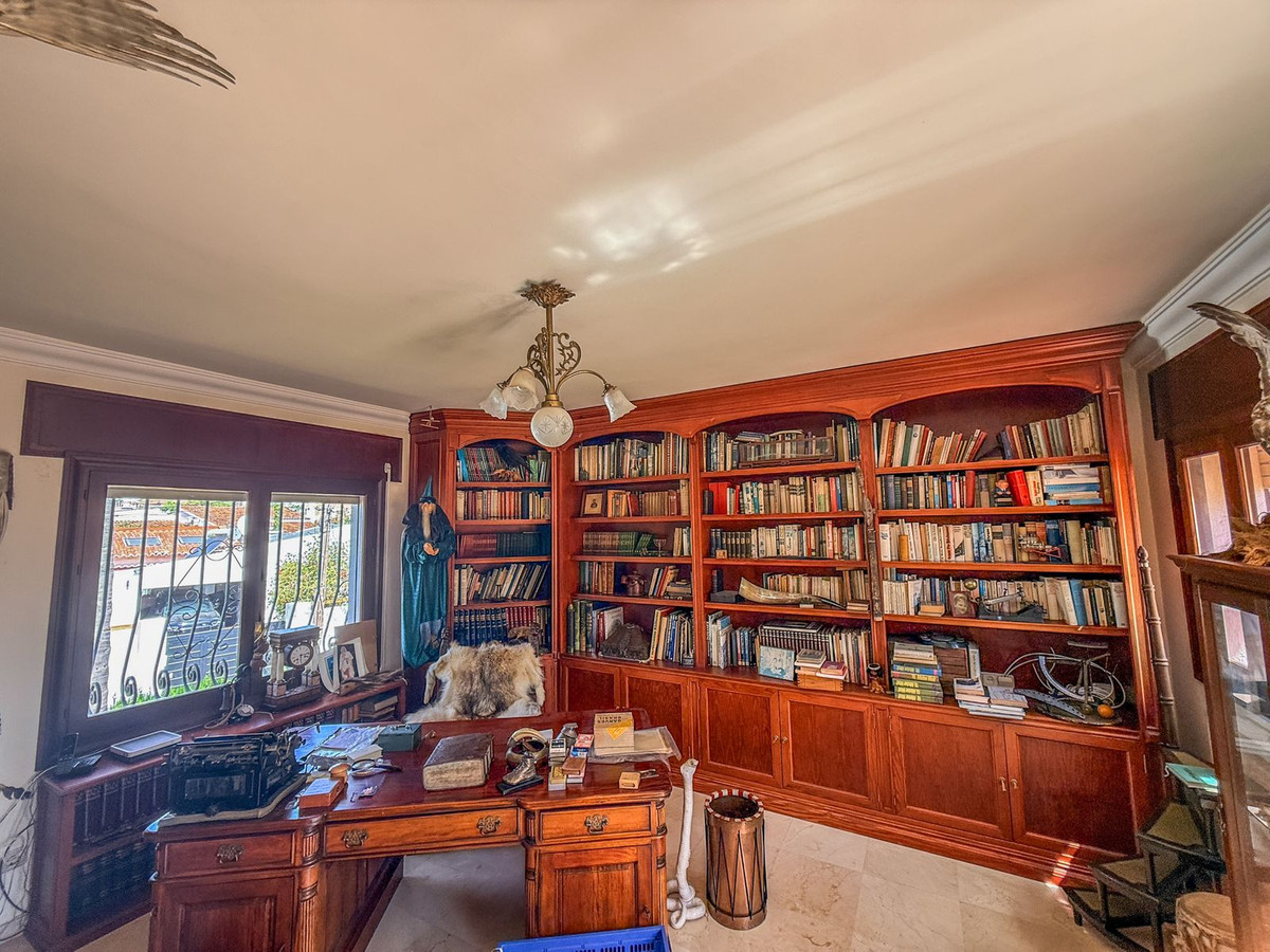 6 Bedroom Villa in Estepona - Photo 28