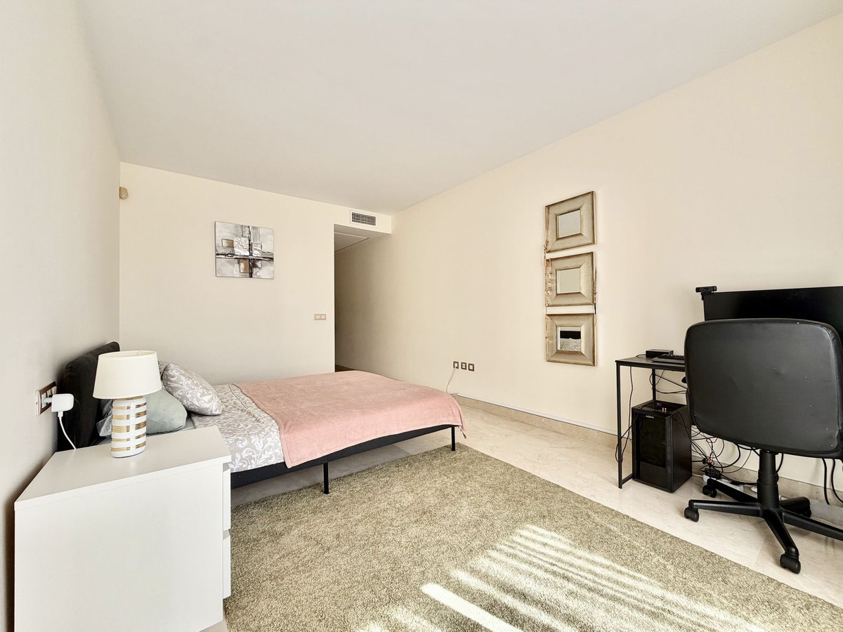 2 Bedroom Apartment in Benahavís - Photo 16