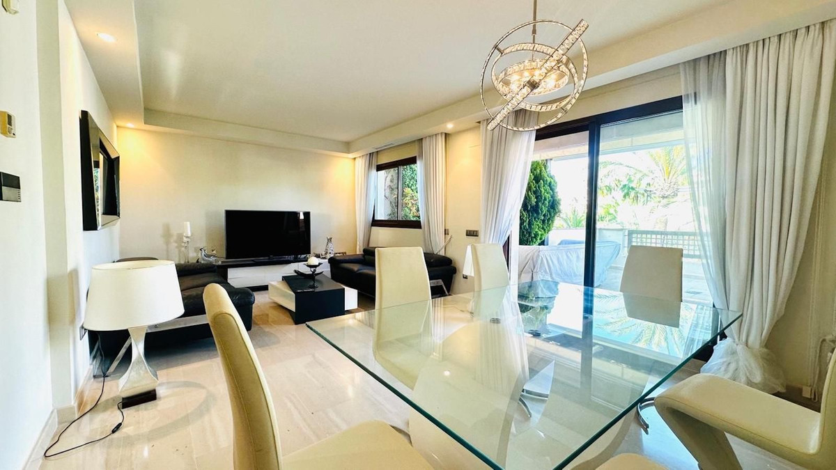 3 Bedroom Apartment in Marbella - Photo 3